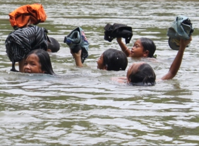 The children are swimming in the river