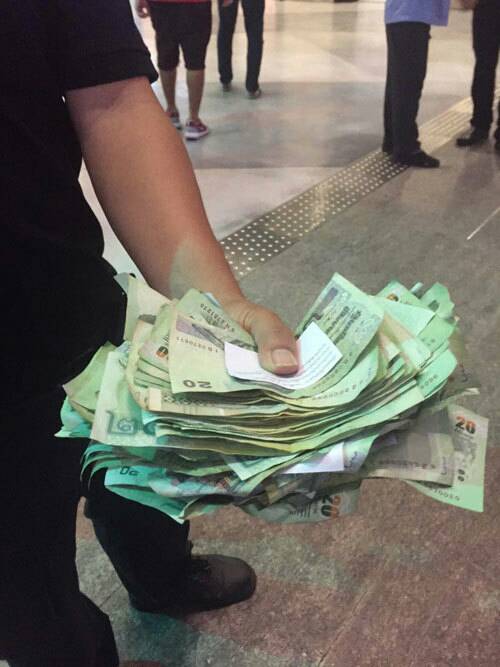 Деньги в бангкоке. Выбрасывает деньги. Разбросанная пачка денег. Настоящие деньги. Горы настоящих денег.